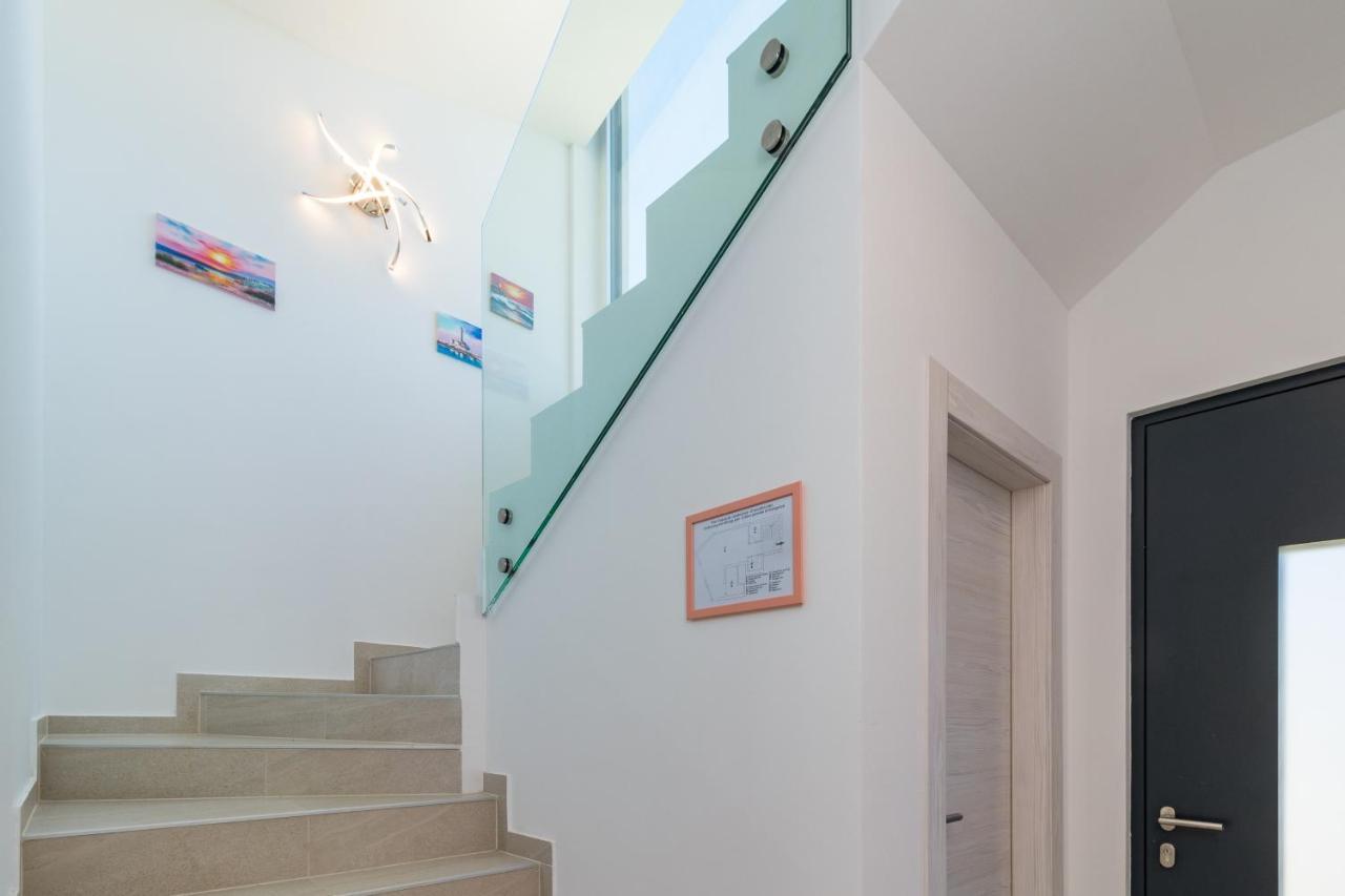 Villa Elena Deluxe Mit Whirlpool Und Beheiztem Pool Am Meer Und Wunderschoenen Blick Auf Die Brijuni Inseln Fažana Dış mekan fotoğraf