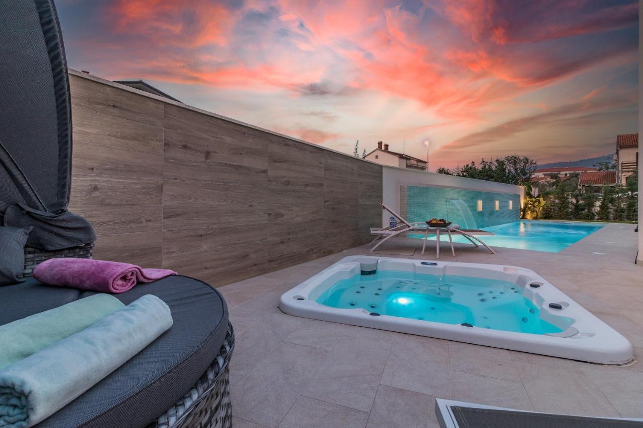 Villa Elena Deluxe Mit Whirlpool Und Beheiztem Pool Am Meer Und Wunderschoenen Blick Auf Die Brijuni Inseln Fažana Dış mekan fotoğraf